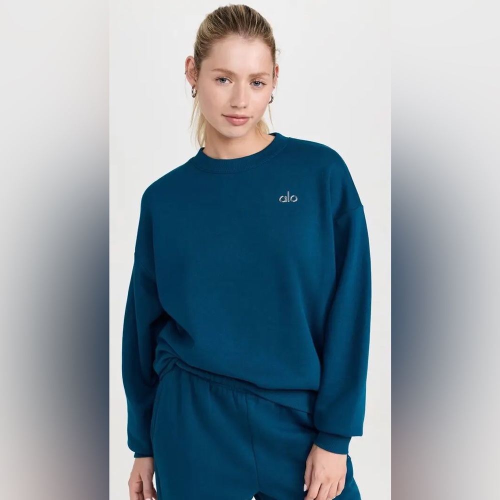 💙MAJOR ISO!💙 ALO Yoga “Eclipse Blue” Accolade Crewneck Size Medium!🚨